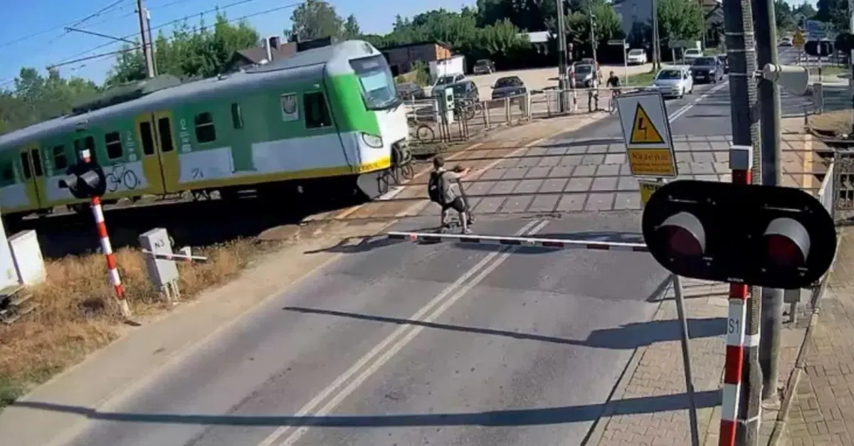 Monopattino sui binari: si ferma a pochi cm dal treno in corsa [VIDEO]