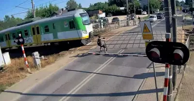 Monopattino sui binari: si ferma a pochi cm dal treno in corsa [VIDEO]