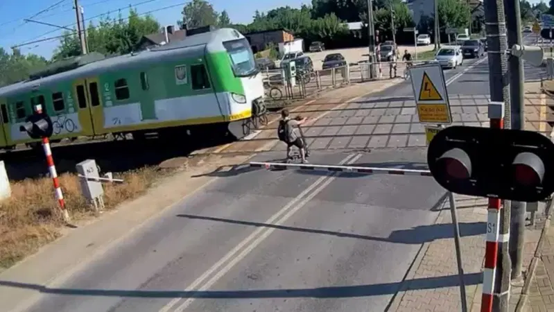 Monopattino sui binari: si ferma a pochi cm dal treno in corsa [VIDEO]