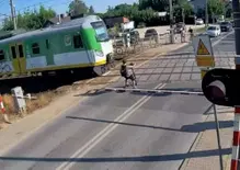 Monopattino sui binari: si ferma a pochi cm dal treno in corsa [VIDEO]