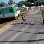 Monopattino sui binari: si ferma a pochi cm dal treno in corsa [VIDEO]