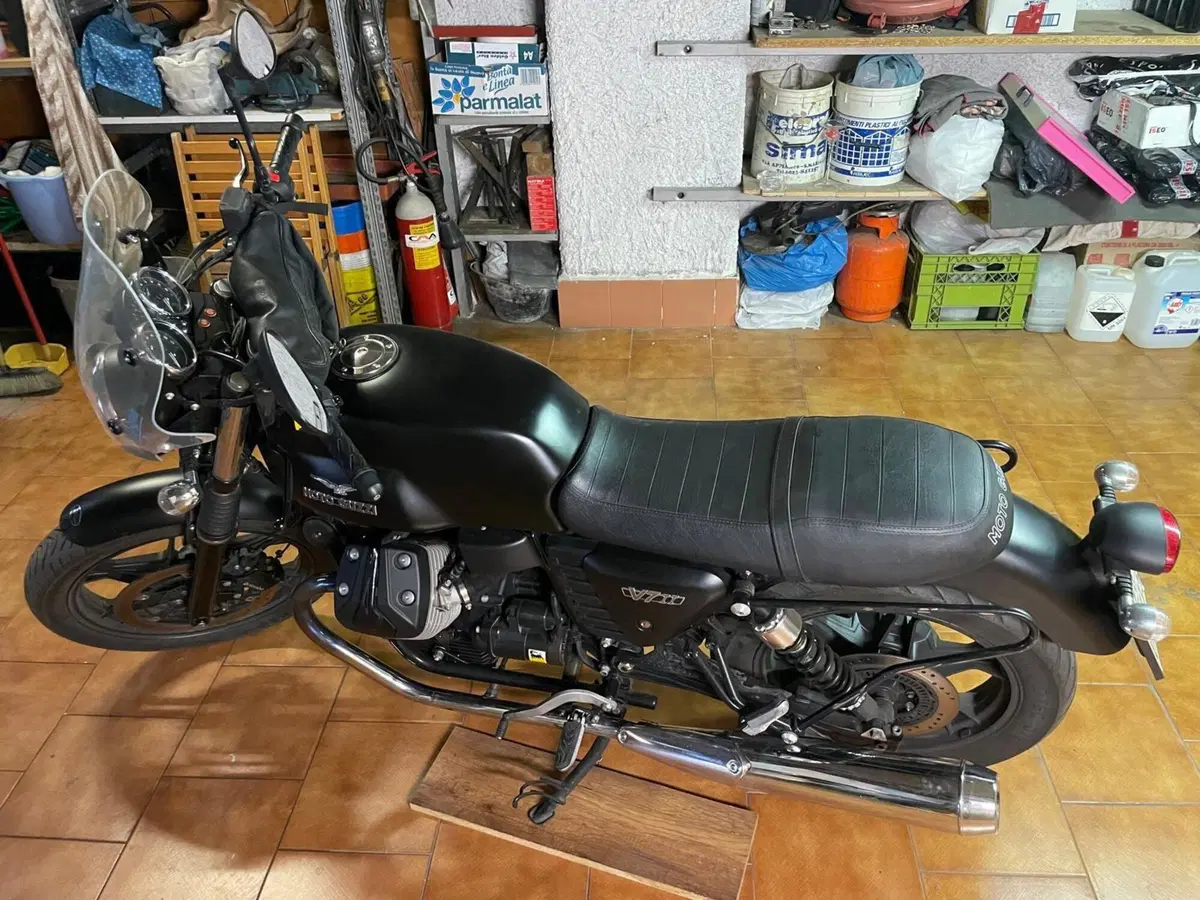 Moto Guzzi V7 II Stone (2015 - 17) (9)