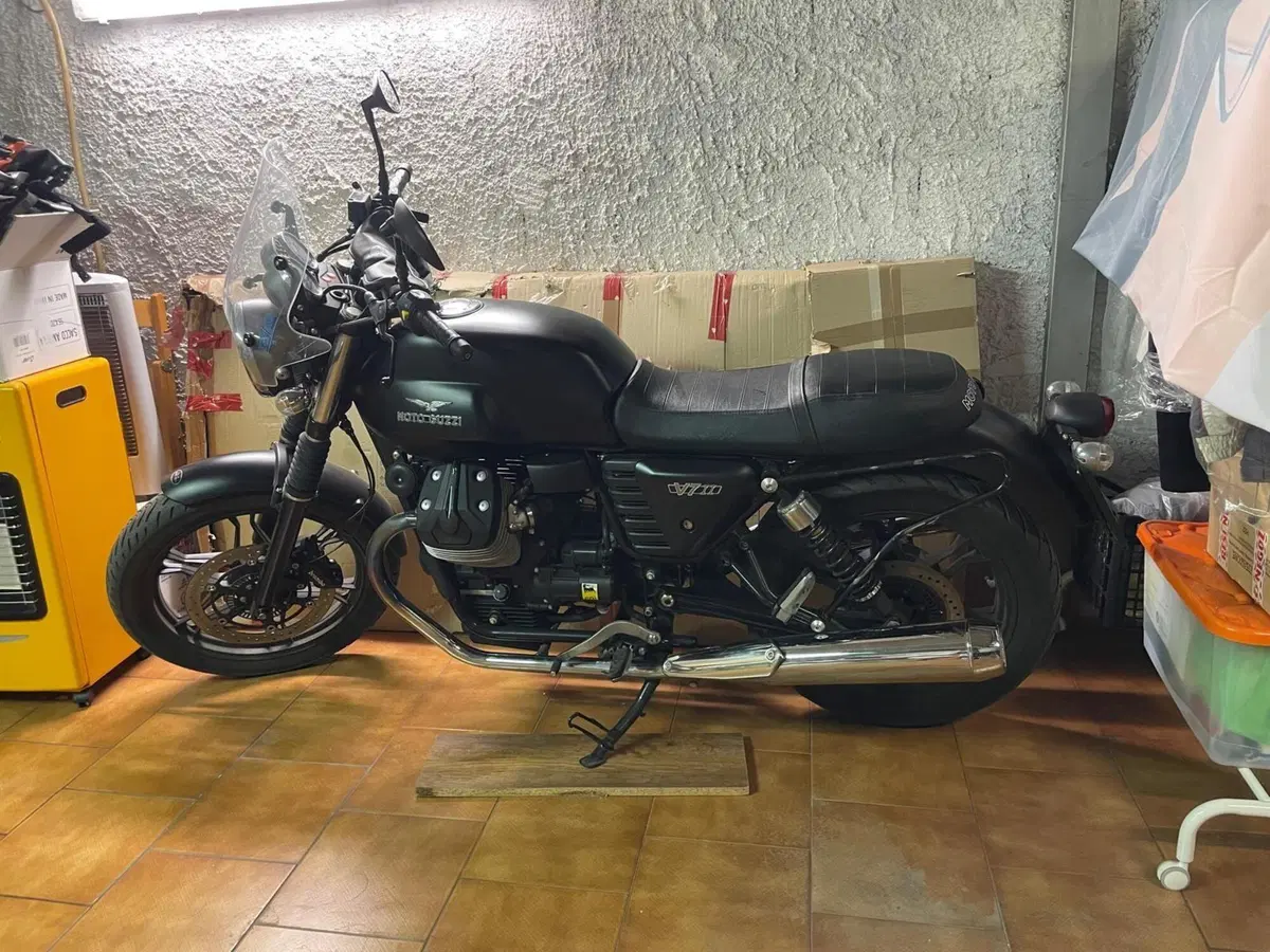 Moto Guzzi V7 II Stone (2015 - 17) (10)