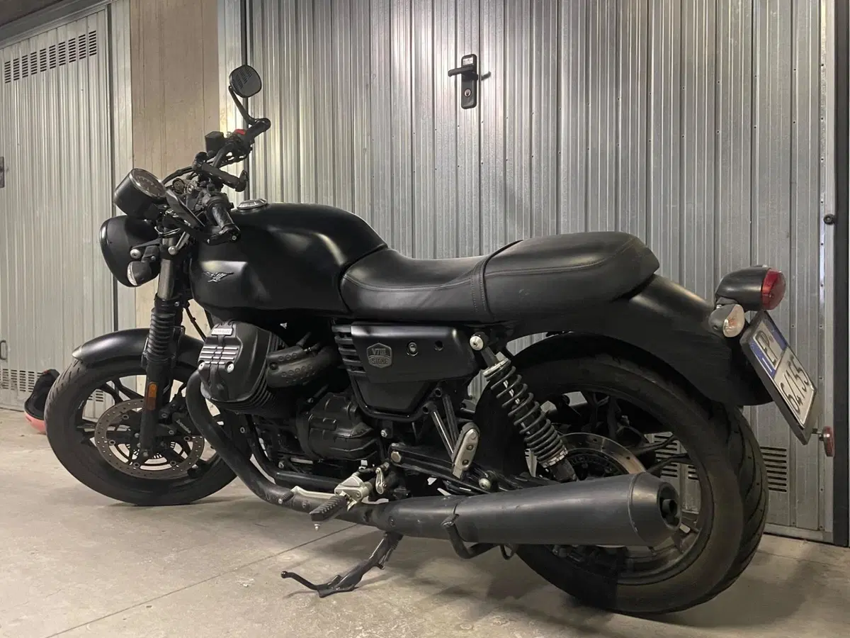 Moto Guzzi V7 III Stone (2017 - 20) (2)