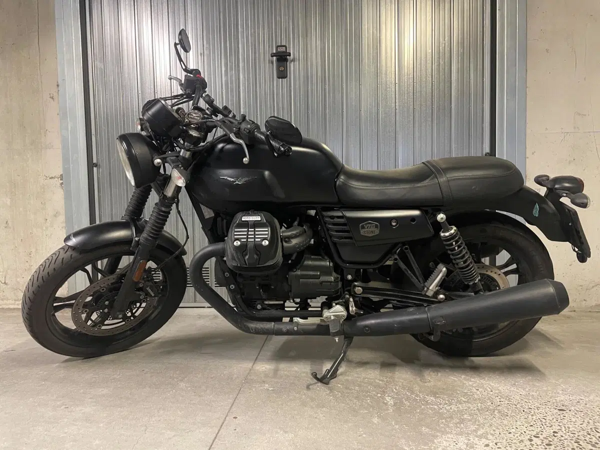 Moto Guzzi V7 III Stone (2017 - 20) (5)