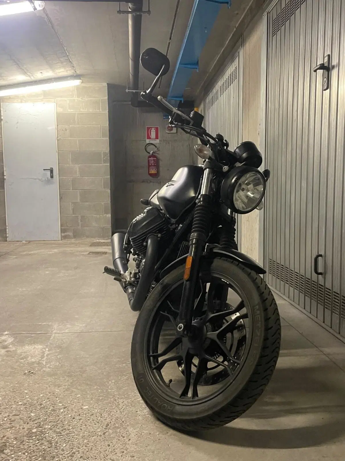 Moto Guzzi V7 III Stone (2017 - 20) (9)
