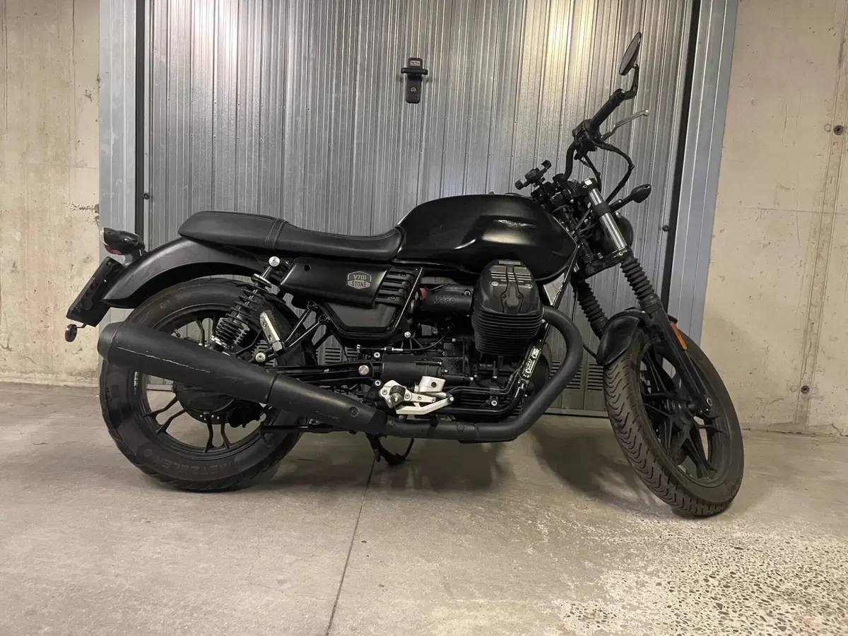 Moto Guzzi V7 III Stone (2017 - 20) (12)