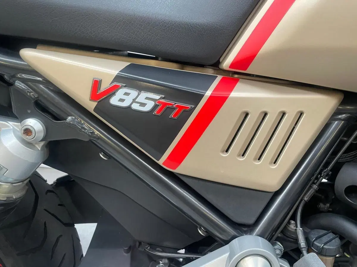 Moto Guzzi V85 TT Travel (2020) (4)