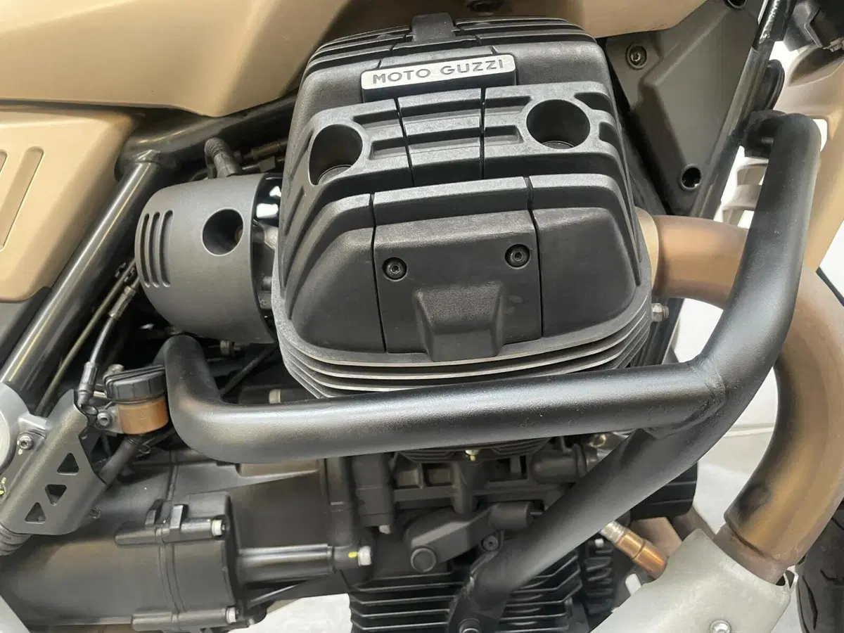 Moto Guzzi V85 TT Travel (2020) (5)