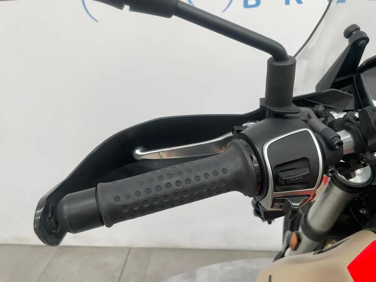 Moto Guzzi V85 TT Travel (2020) (7)