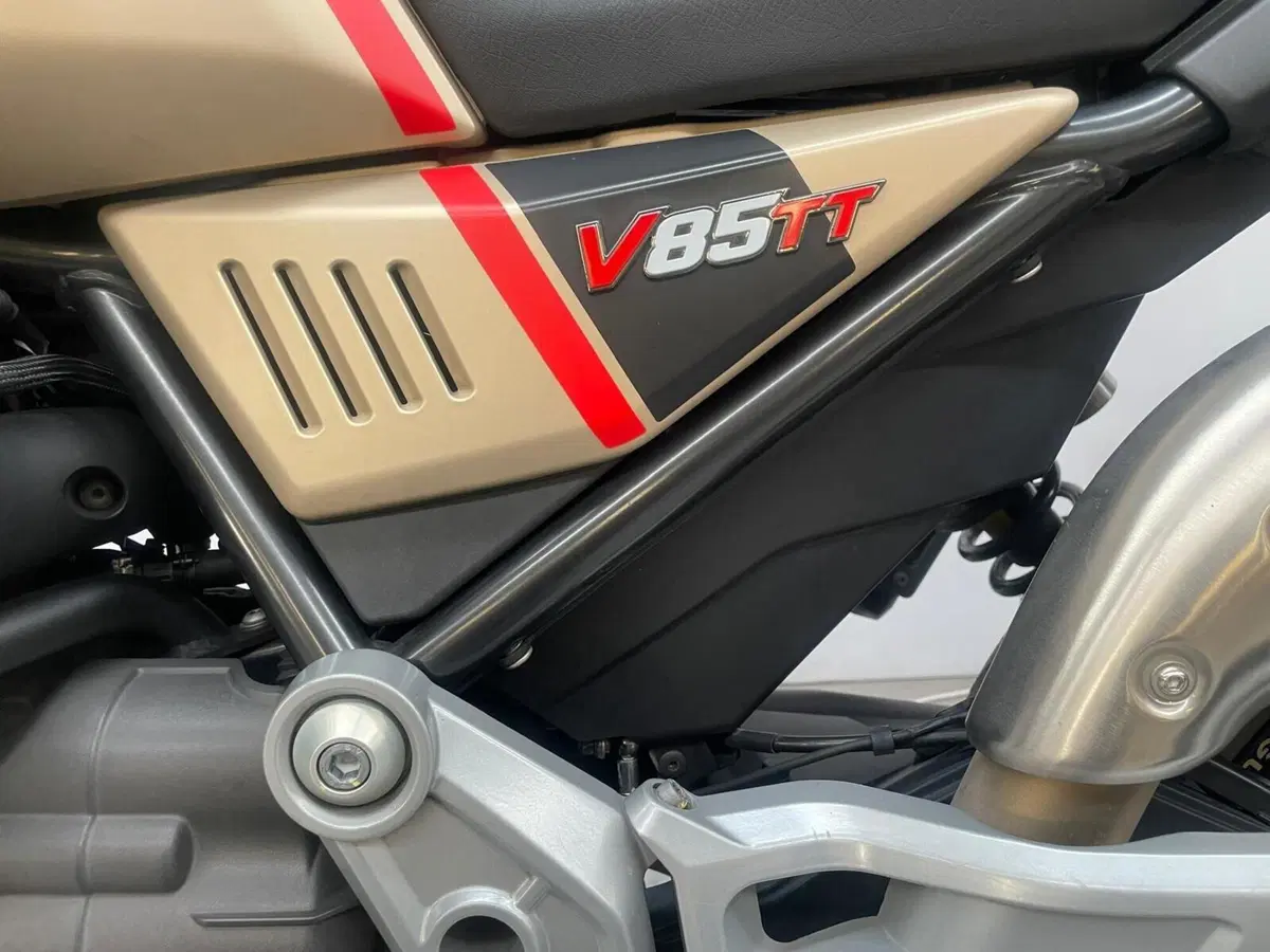 Moto Guzzi V85 TT Travel (2020) (8)