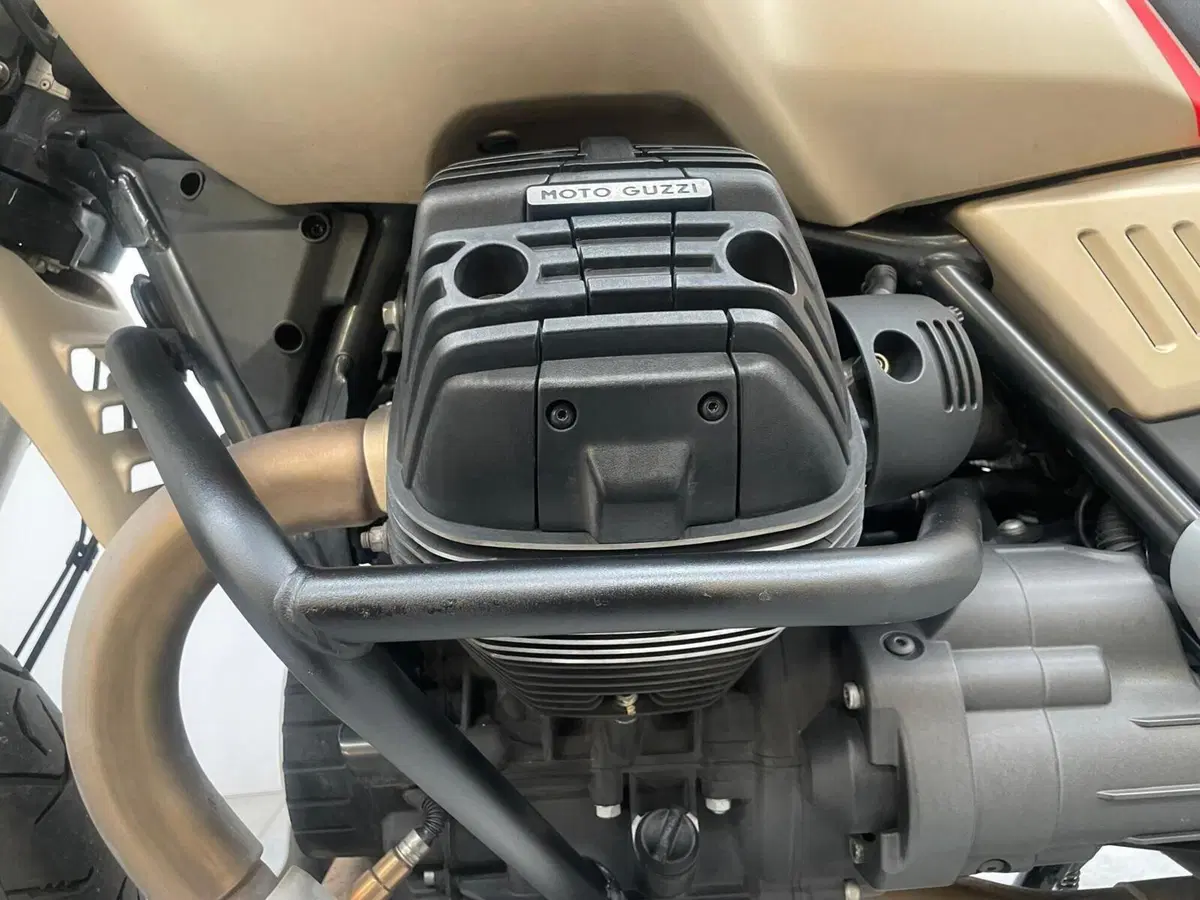 Moto Guzzi V85 TT Travel (2020) (11)