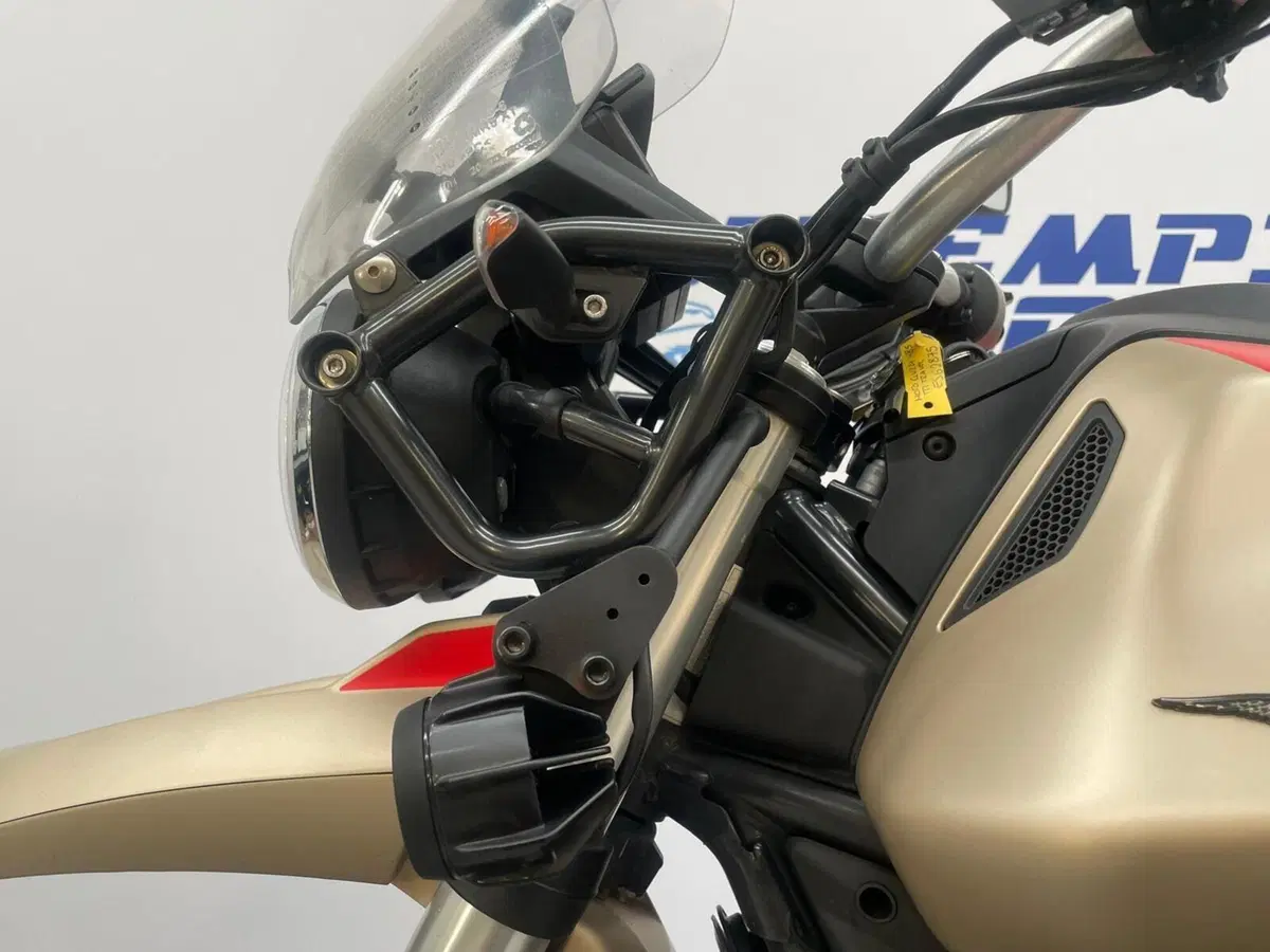 Moto Guzzi V85 TT Travel (2020) (13)