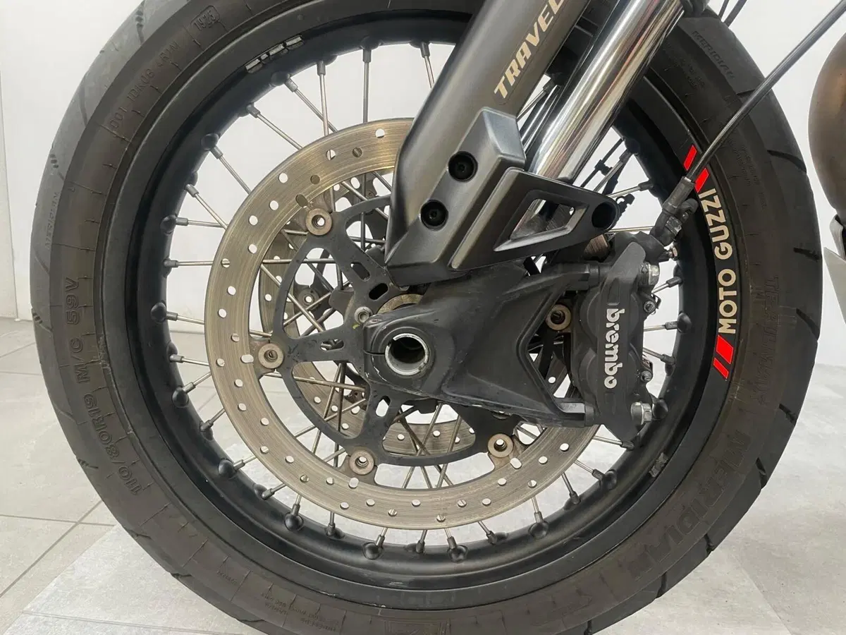 Moto Guzzi V85 TT Travel (2020) (16)