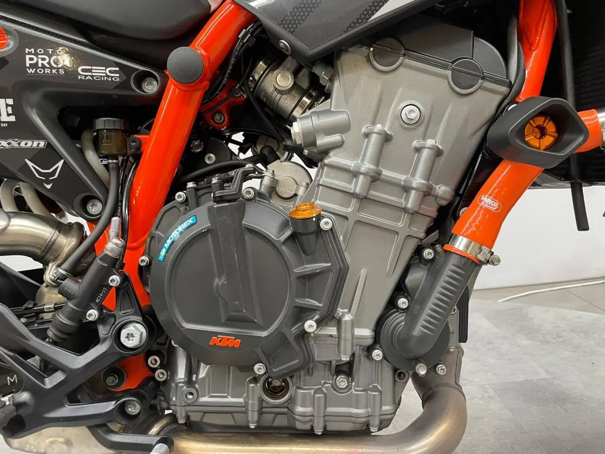 KTM 890 Duke R (2021) (7)