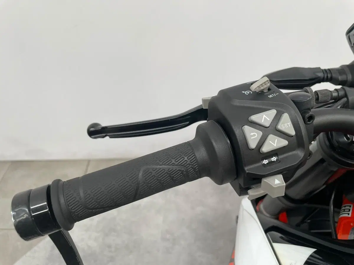 KTM 890 Duke R (2021) (10)