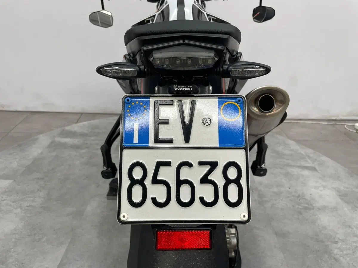 KTM 890 Duke R (2021) (11)