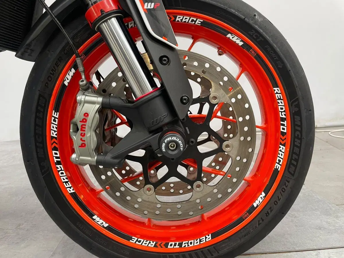 KTM 890 Duke R (2021) (13)