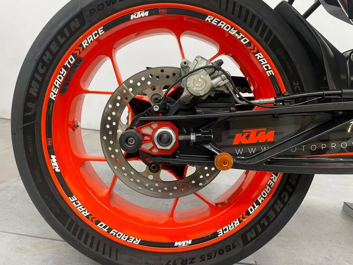 KTM 890 Duke R (2021) (14)