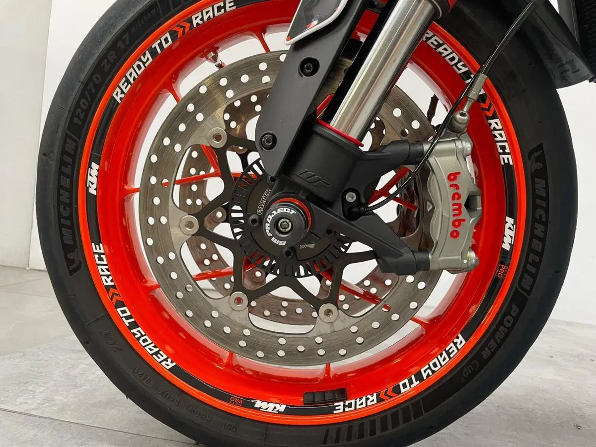 KTM 890 Duke R (2021) (15)