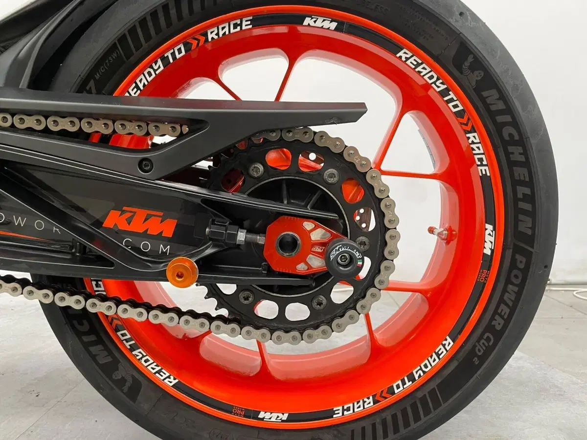KTM 890 Duke R (2021) (16)