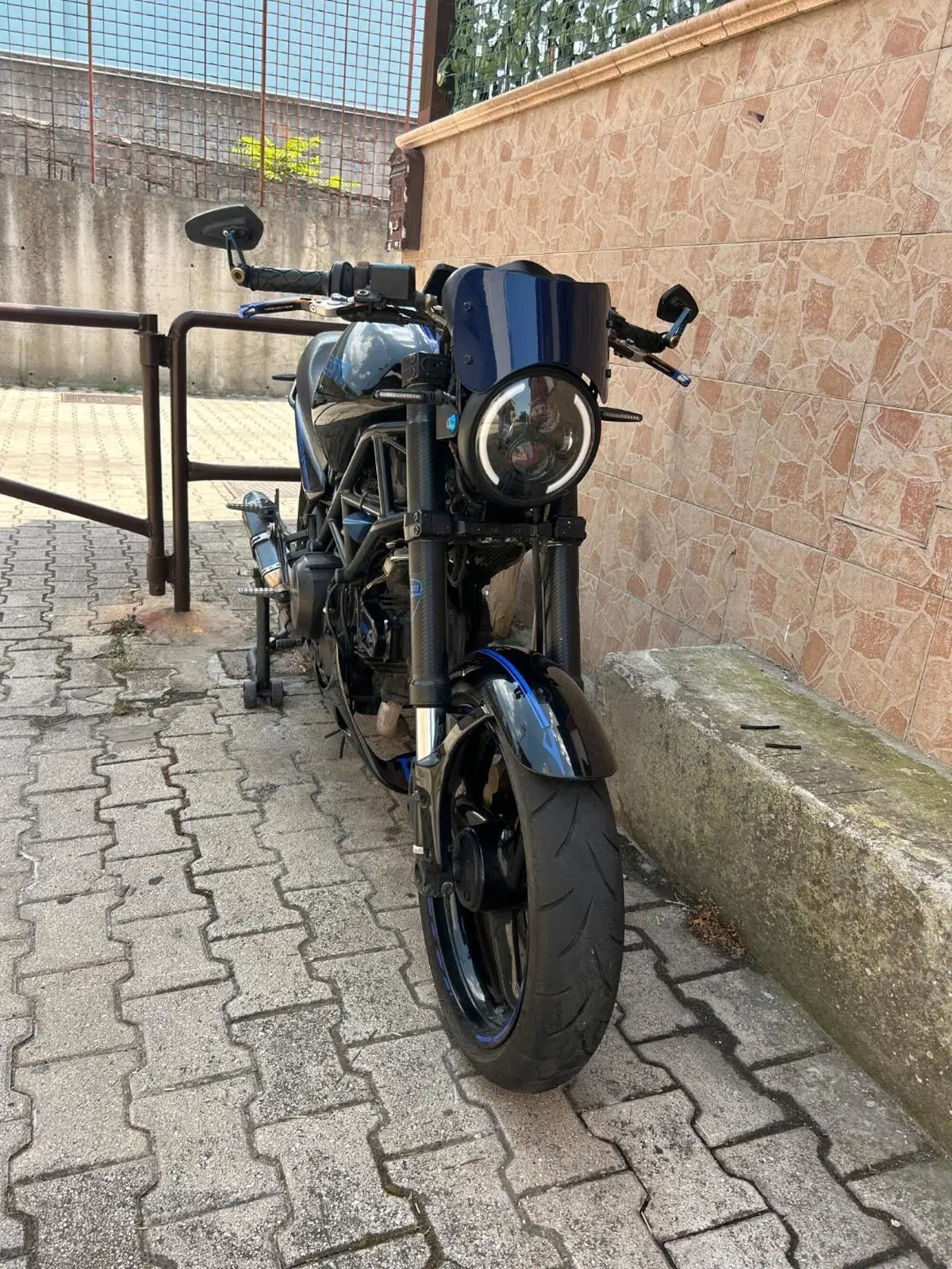 Ducati Monster 600 Dark (1998 - 01) (2)
