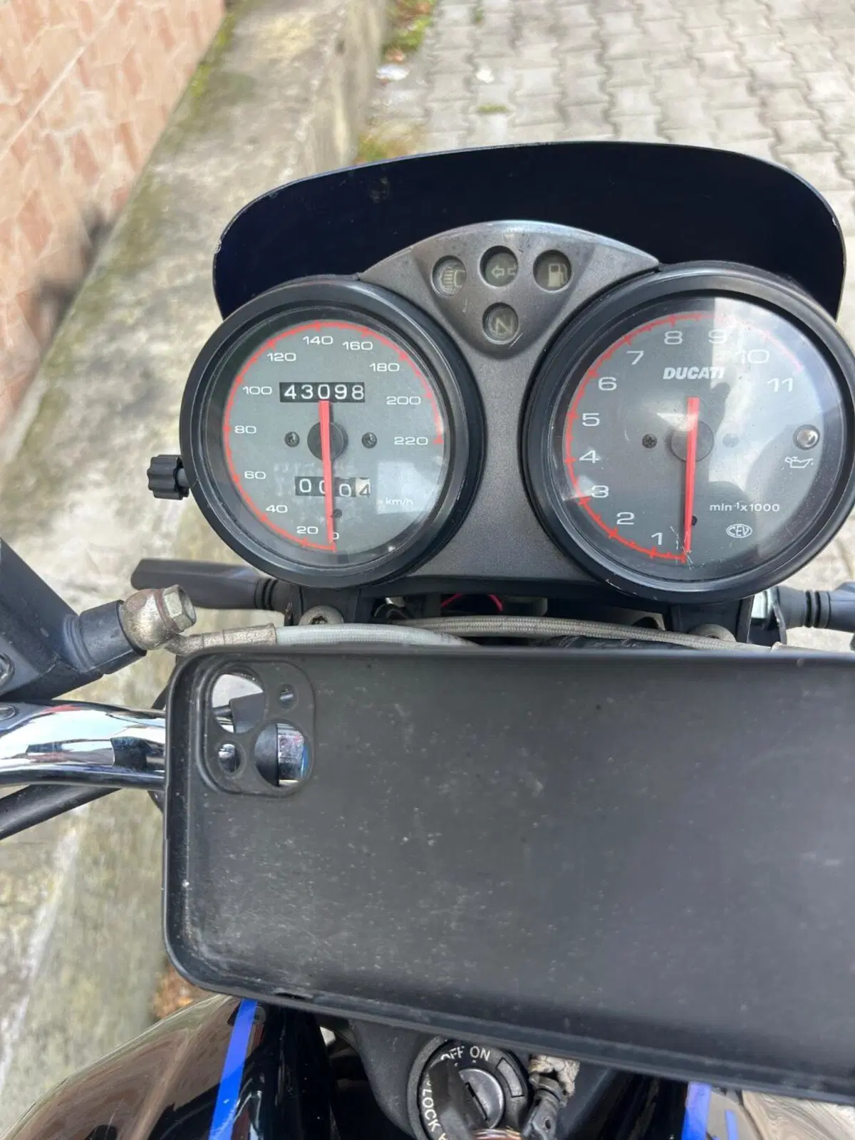 Ducati Monster 600 Dark (1998 - 01) (4)