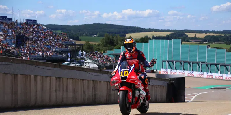 Luca Marini mi saluta mentre gli faccio una foto al rientro ai box (Germania, Sachsenring, 2026)