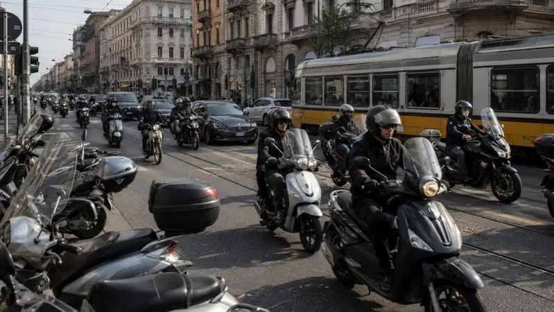 Milano &egrave; sempre pi&ugrave; su due ruote: superata quota 200.000 tra moto e scooter