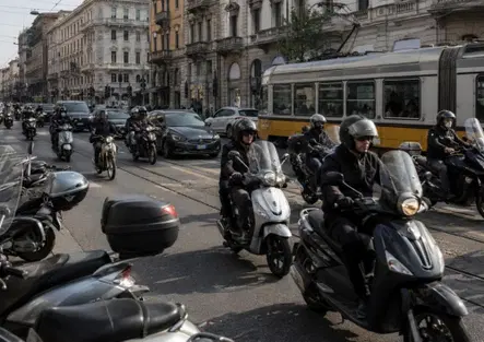 Milano è sempre più su due ruote: superata quota 200.000 tra moto e scooter