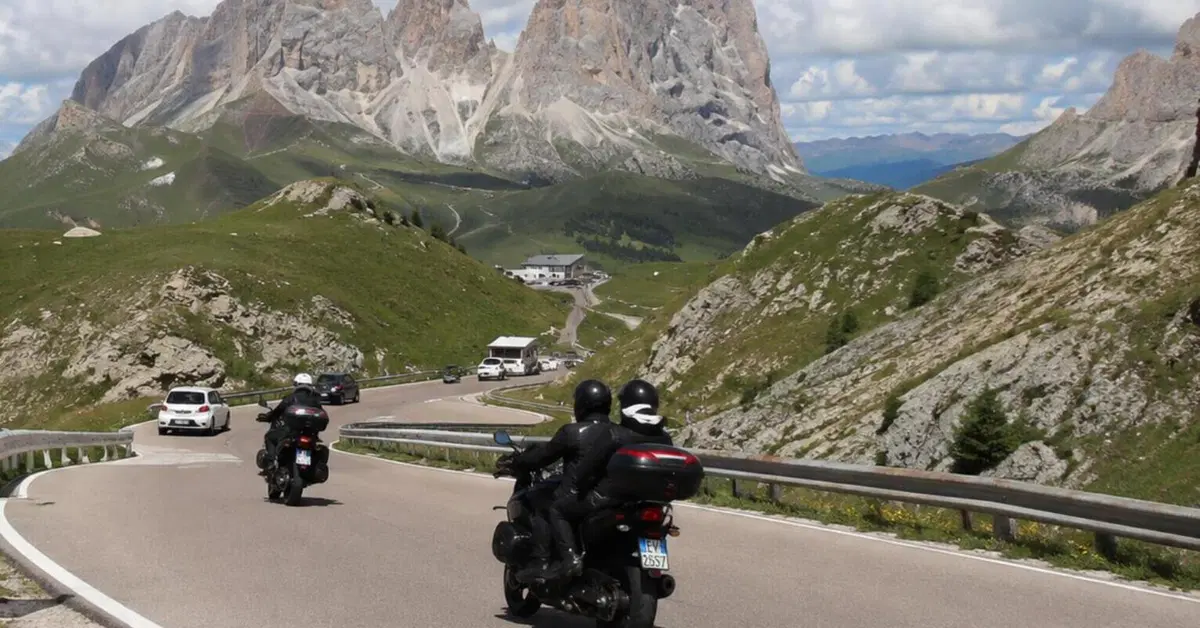 Passo Gardena, la ZTL UNESCO prende forma: test da settembre. Ma nel 2026 moto e auto passano ancora