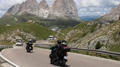 Passo Gardena, la ZTL UNESCO prende forma: test da settembre. Ma nel 2026 moto e auto passano ancora