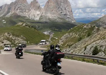 Passo Gardena, la ZTL UNESCO prende forma: test da settembre. Ma nel 2026 moto e auto passano ancora