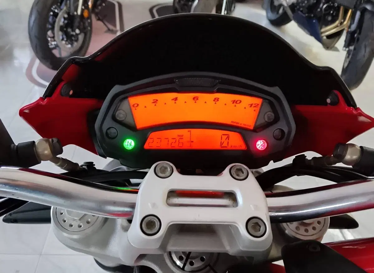 Ducati Monster 696 (2008 - 13) (7)