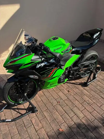 Kawasaki Ninja 400 (2023) usata