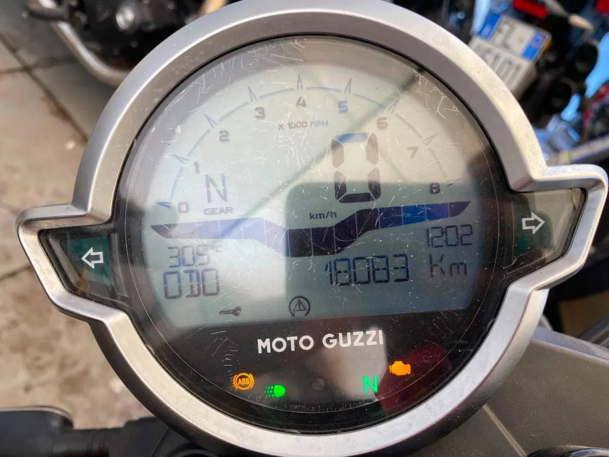 Moto Guzzi V7 Stone (2021 - 24) (3)