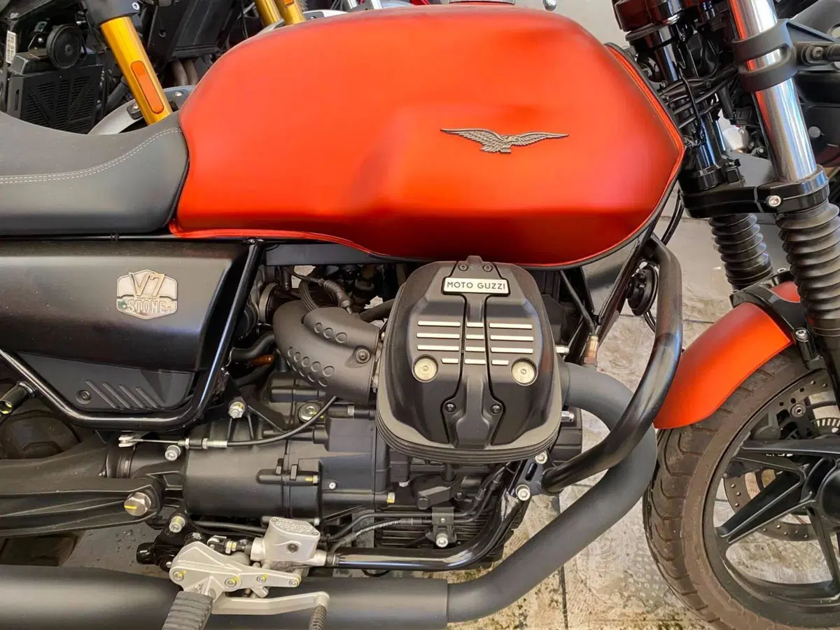 Moto Guzzi V7 Stone (2021 - 24) (6)