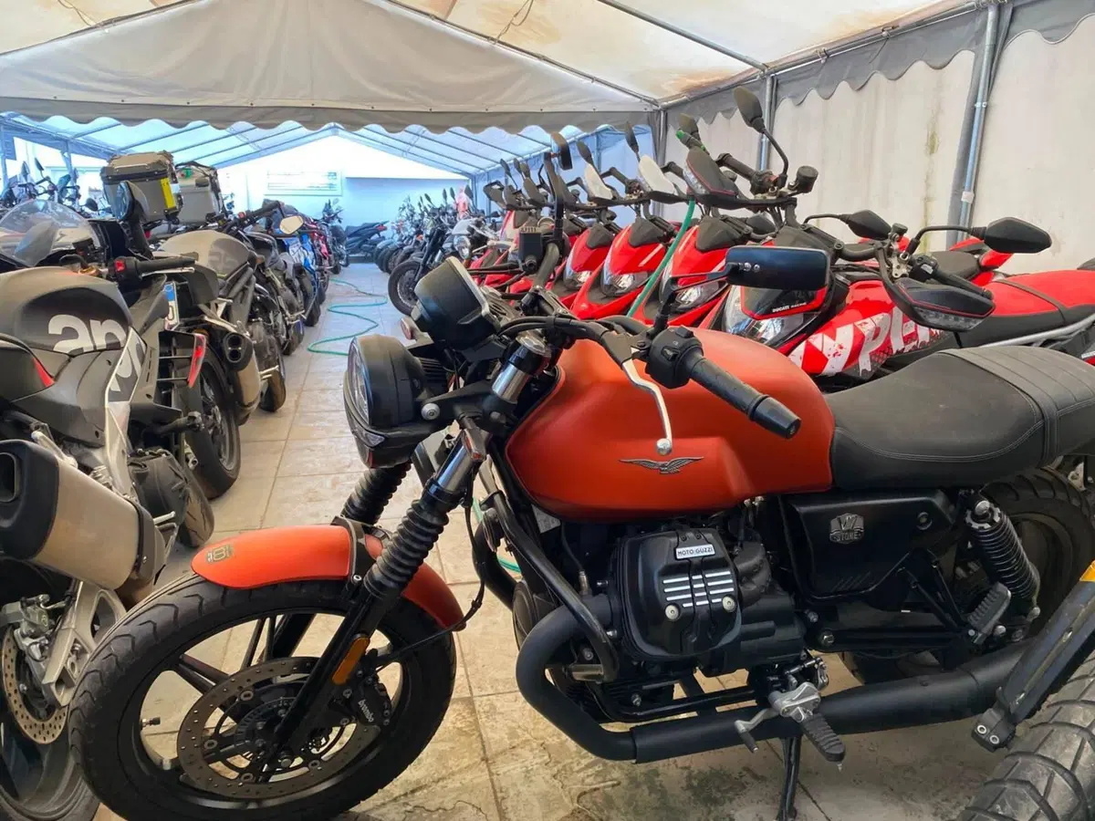 Moto Guzzi V7 Stone (2021 - 24) (2)