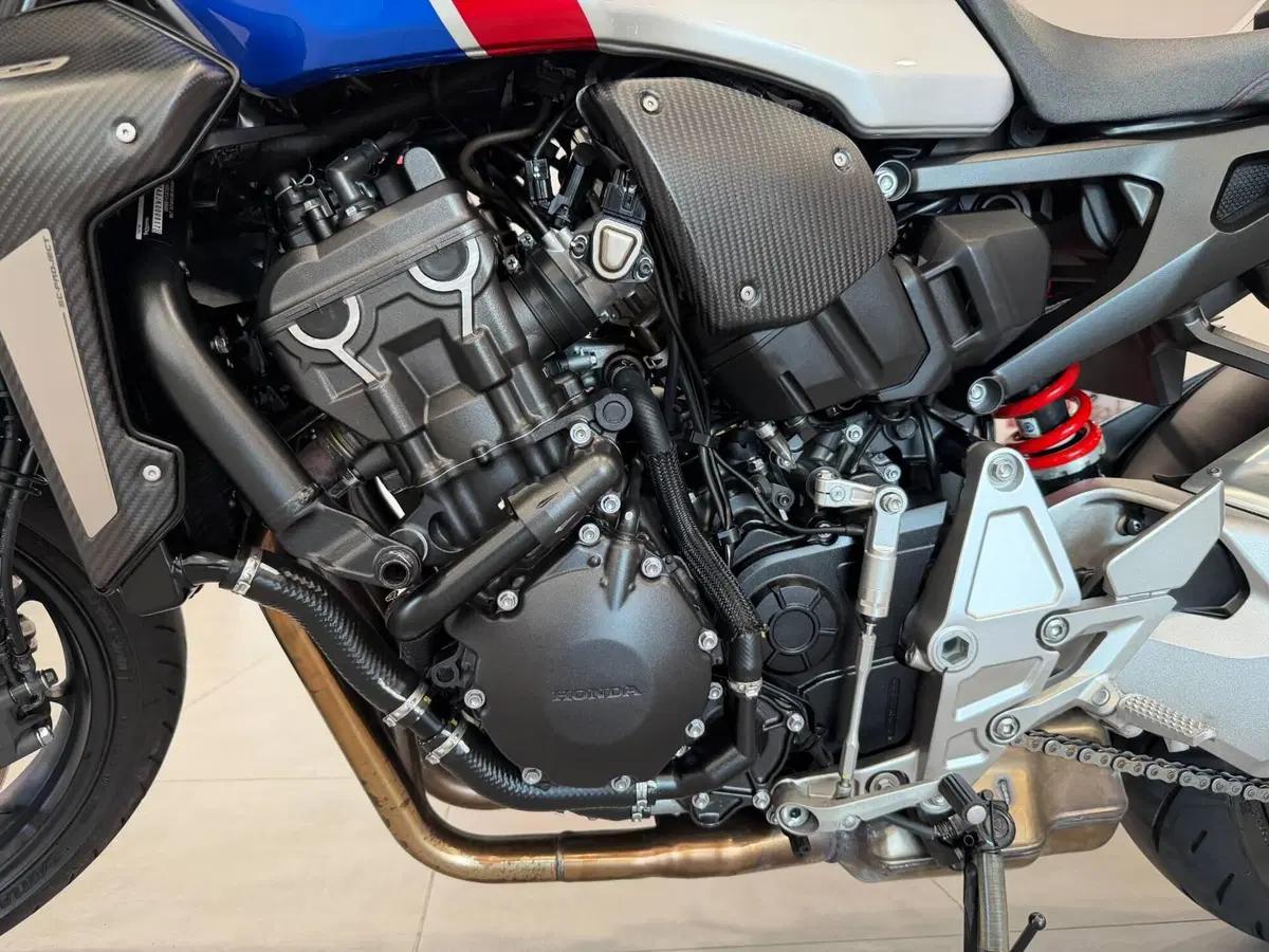 Honda CB 1000 R + Limited Edition (2019) (13)