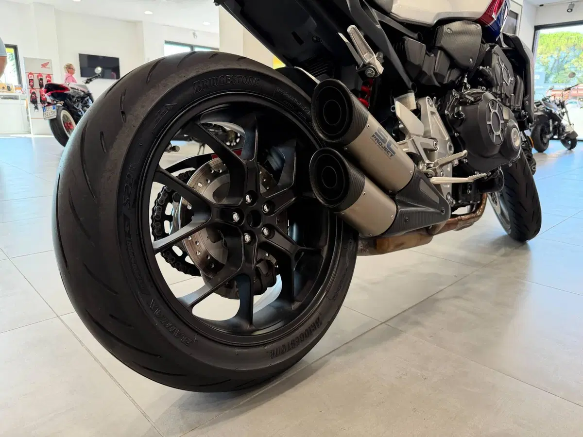Honda CB 1000 R + Limited Edition (2019) (15)