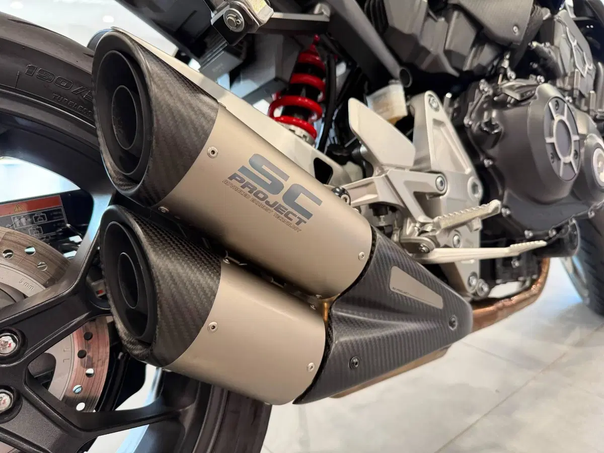 Honda CB 1000 R + Limited Edition (2019) (16)