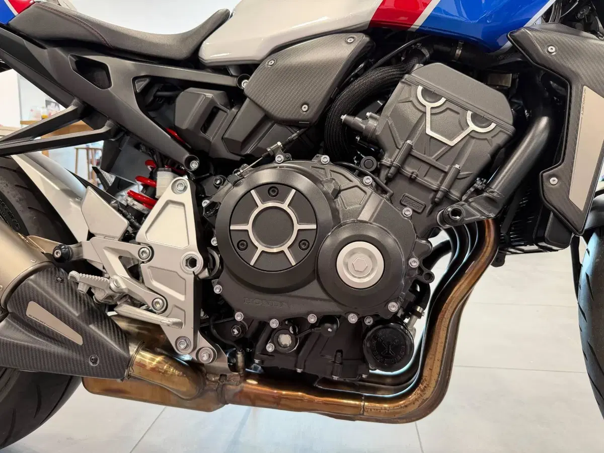 Honda CB 1000 R + Limited Edition (2019) (17)