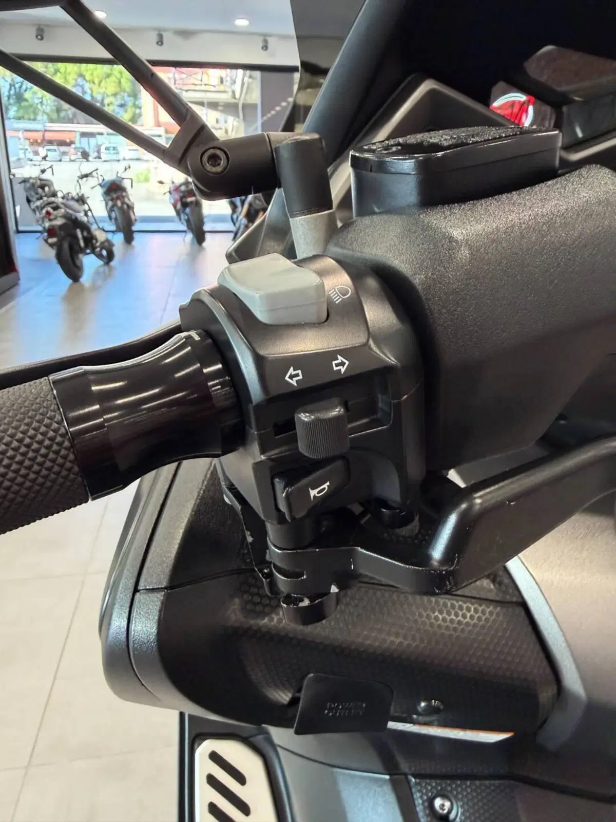 Yamaha T-Max 530 Iron Max ABS (2014 - 17) (9)