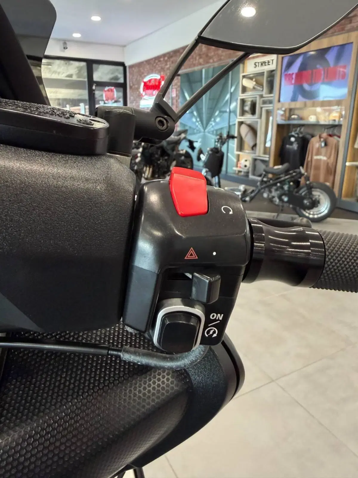 Yamaha T-Max 530 Iron Max ABS (2014 - 17) (10)
