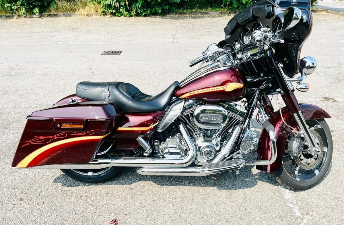 Harley-Davidson 1800 Street Glide (2010 - 11) - FLHXSE (3)