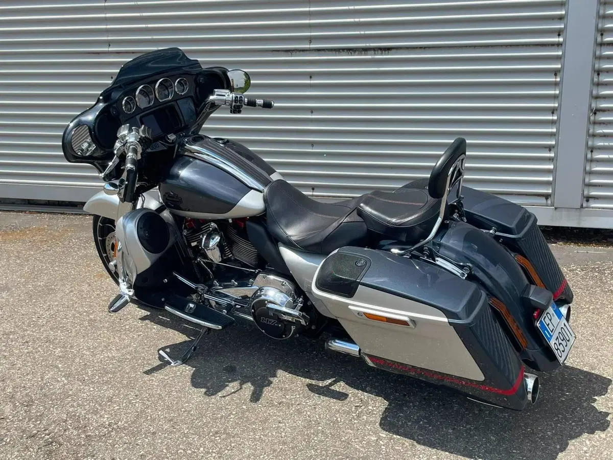 Harley-Davidson 117 Street Glide (2018 - 20) - FLHXSE (2)