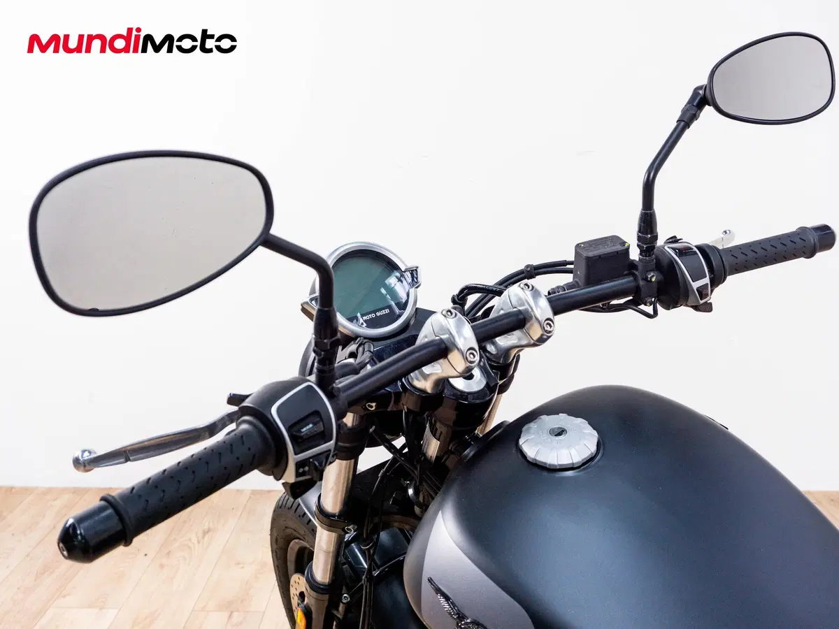 Moto Guzzi V9 Bobber (2016 - 18) (11)