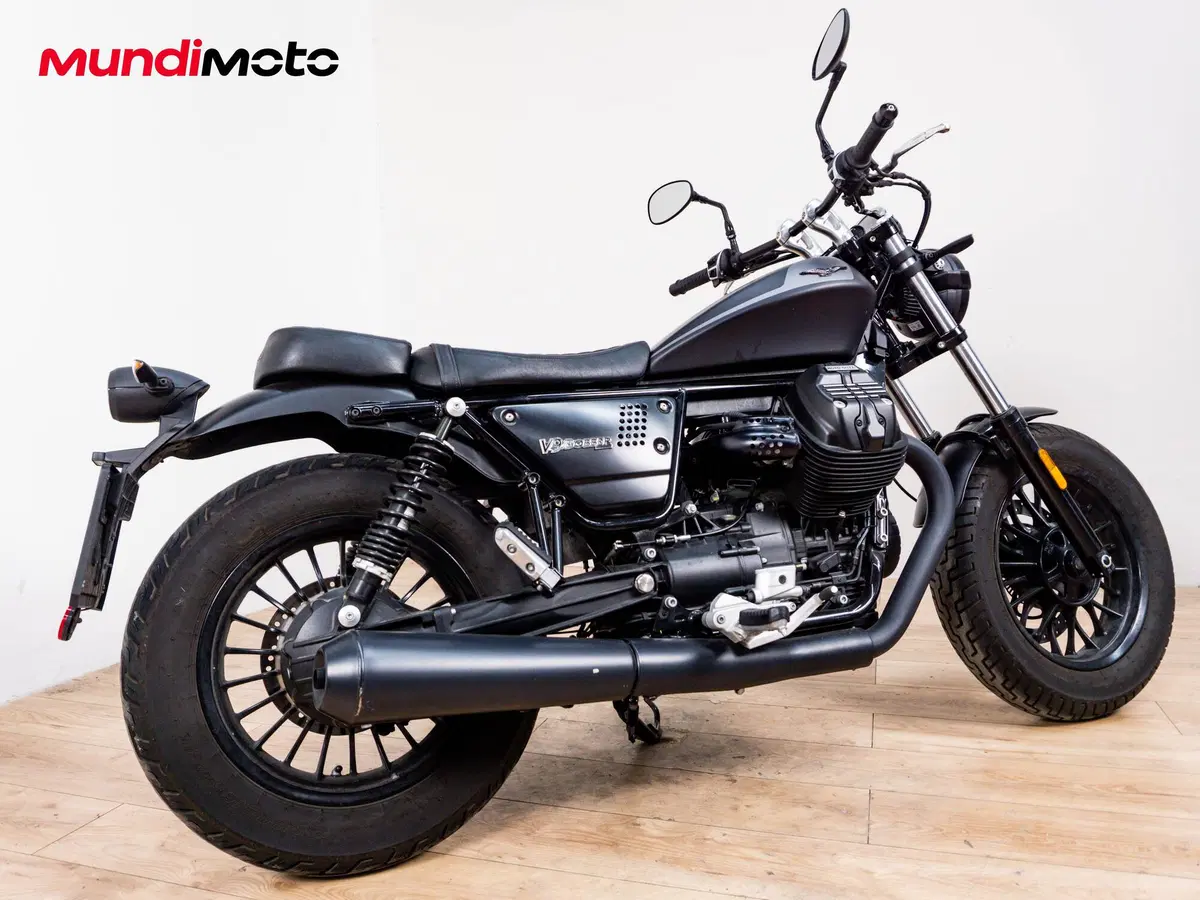 Moto Guzzi V9 Bobber (2016 - 18) (3)