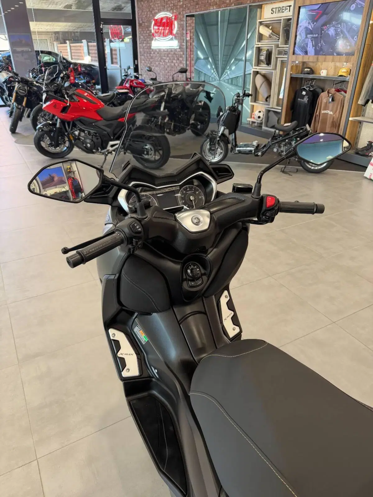 Yamaha X-Max 300 Tech Max (2020) (9)