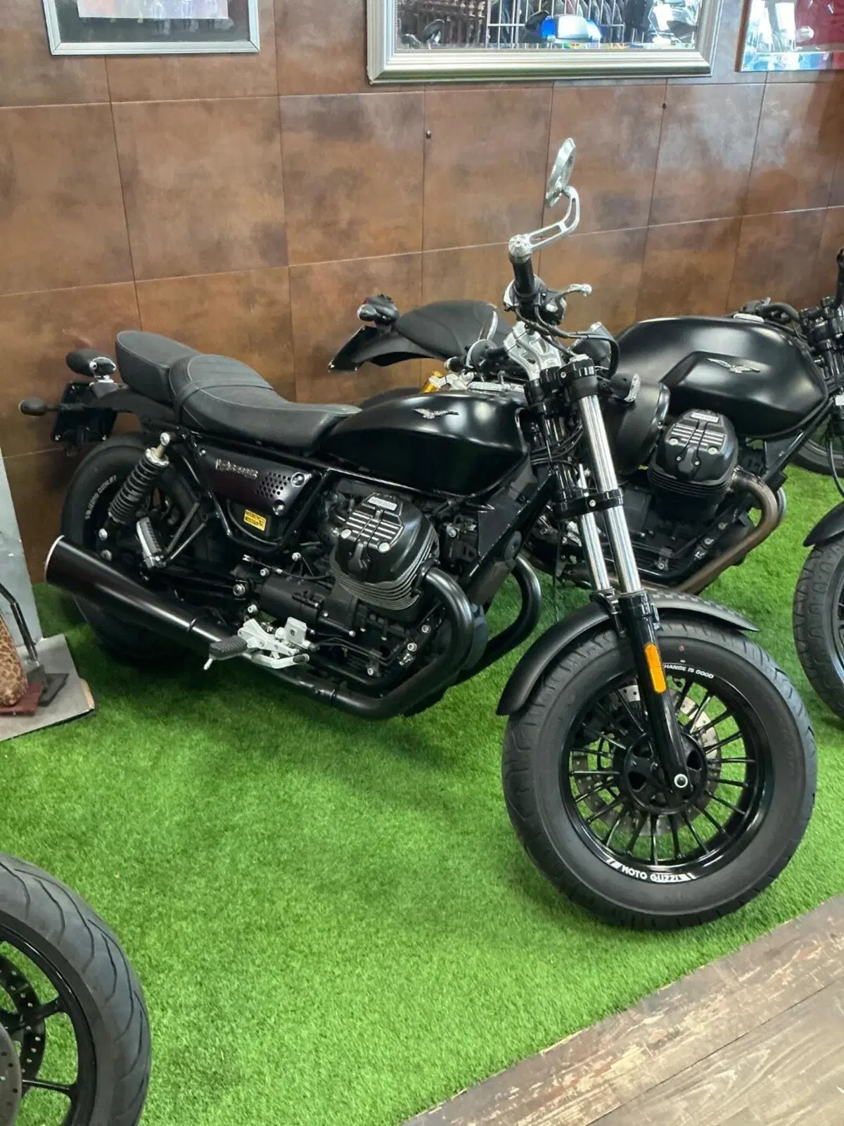 Moto Guzzi V9 Bobber (2018 - 20)
